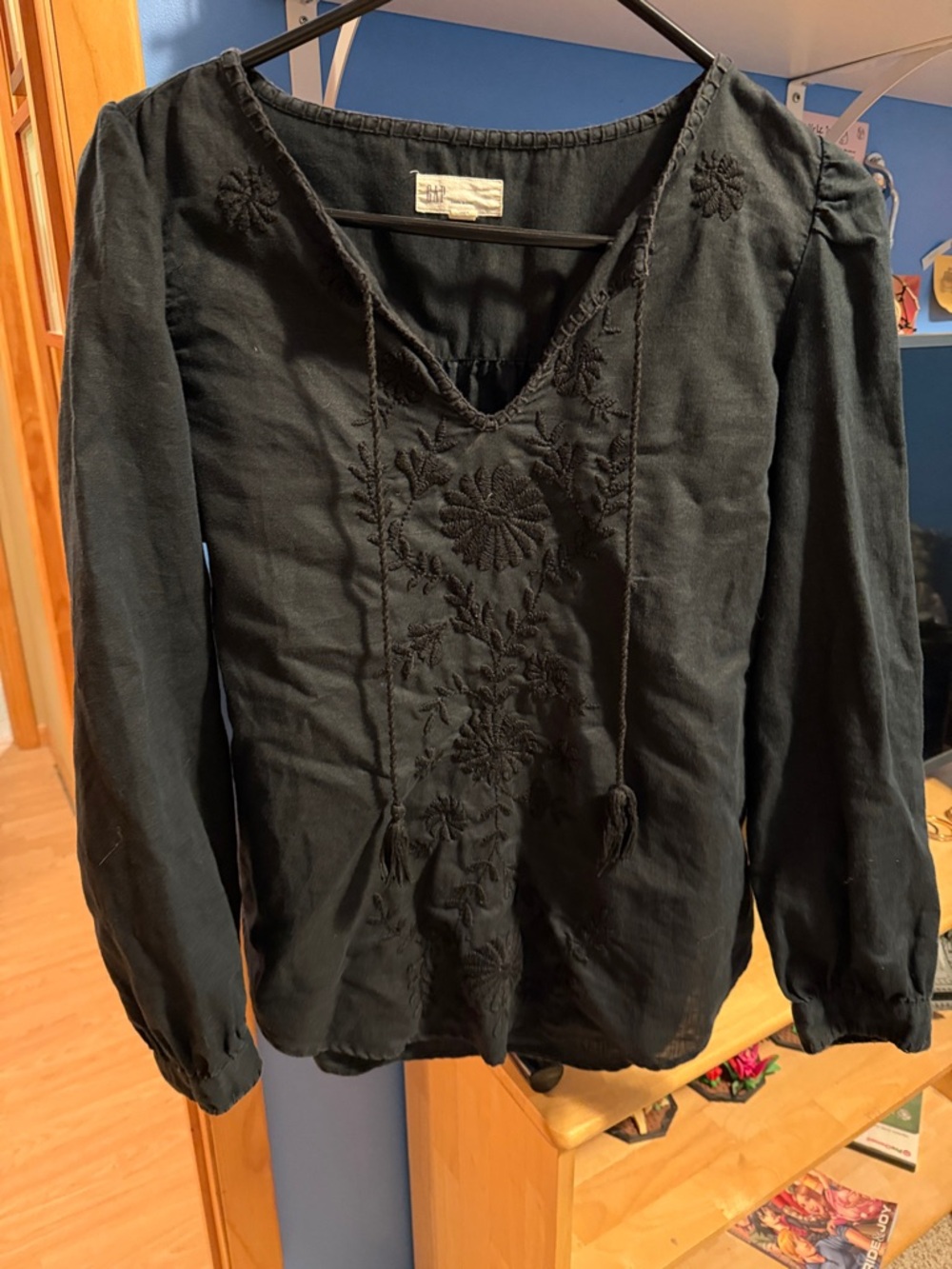 Gap, women’s peasant top, black, size medium